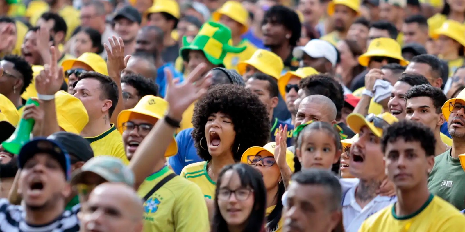 Torcedores se reúnem no centro de SP para assistir ao jogo do Brasil