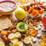 Imagem de uma mesa com frutas, cereais e frutas secas