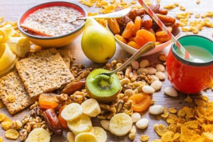 Imagem de uma mesa com frutas, cereais e frutas secas