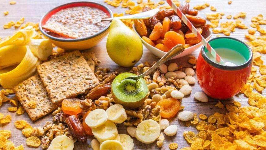 Imagem de uma mesa com frutas, cereais e frutas secas