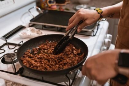 Truques infalíveis para evitar que alimentos grudem na panela