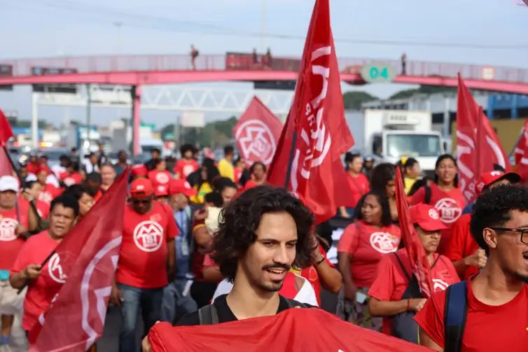 Rio de Janeiro (RJ), 30/06/2026 – Manifestantes participam de ato pelo fim da escala 6x1 e caminham pela Avenida Brasil, na Zona Norte do Rio de Janeiro. Foto: Tomaz Silva/Agência Brasil