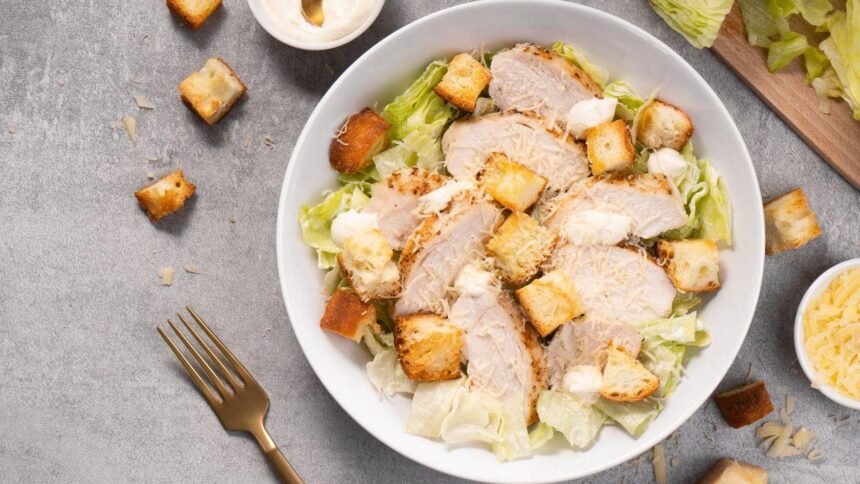 Imagem de uma salada com peito de frango e crutons
