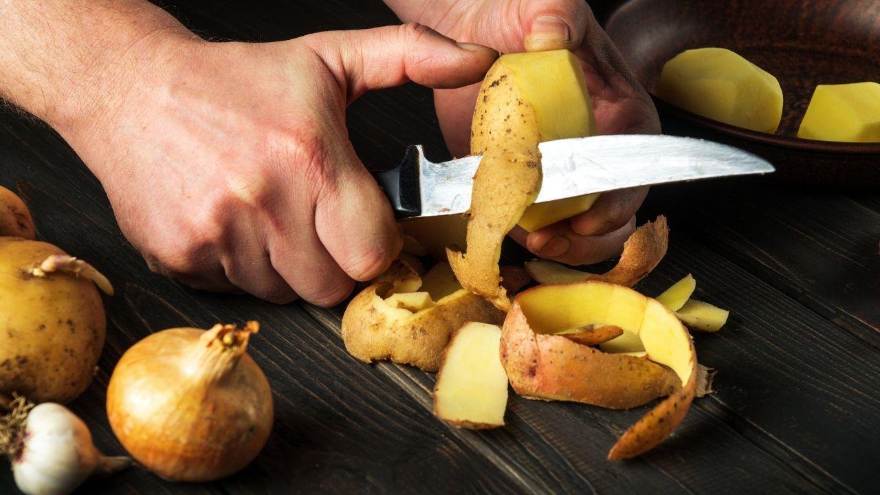 Imagem de uma pessoa descascando uma batata