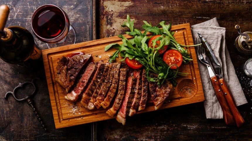 Imagem de pedaços de carne assada em uma tábua