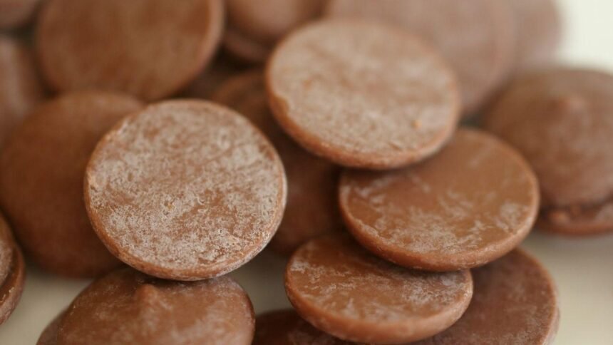 Chocolate esbranquiçado? Saiba quando descartar e quando reaproveitar