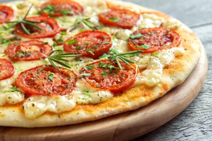 Escolha sua receita favorita e prepare uma pizza caseira deliciosa.