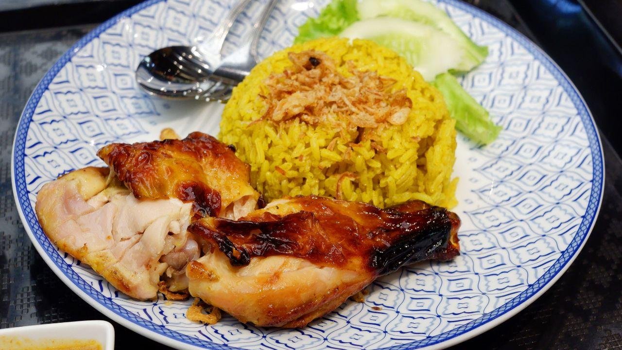 Imagem de um prato de cuscuz e frango assado