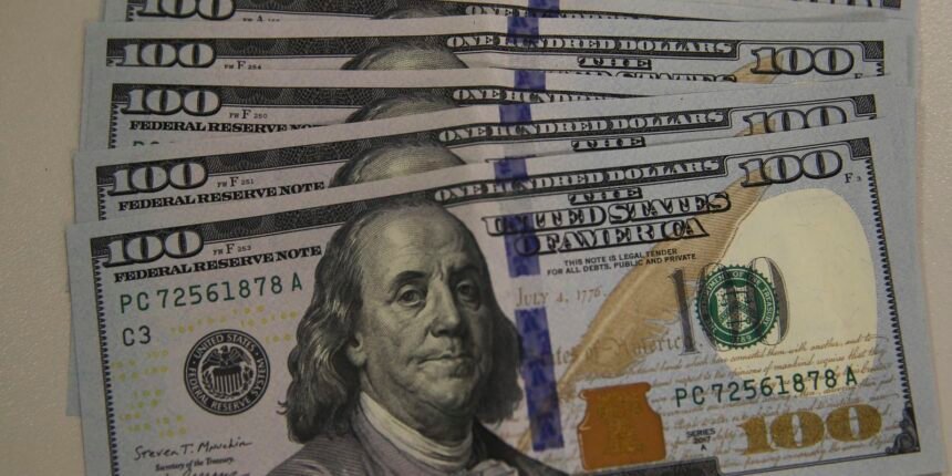 Dólar cai a R$ 5,13, e bolsa recua em dia de ajuste no mercado