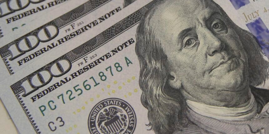 Dólar cai ao menor nível em quase dois meses, com alívio externo