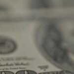 Dólar recua, bolsa cai e petróleo dispara com tensão no Oriente Médio
