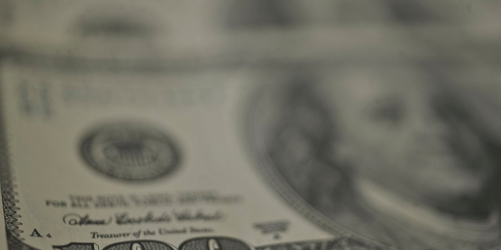 Dólar recua, bolsa cai e petróleo dispara com tensão no Oriente Médio