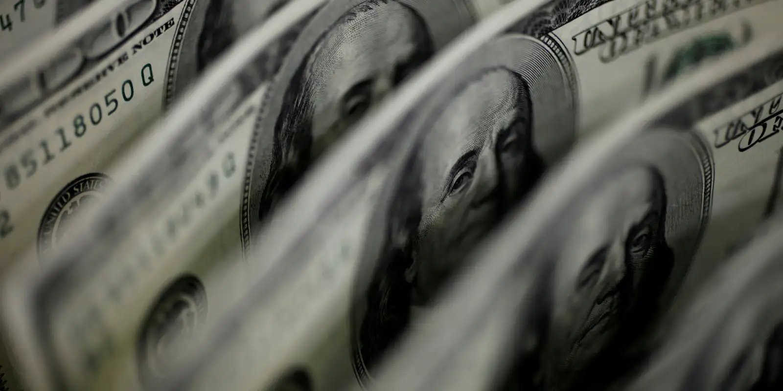 Dólar sobe para R$ 5,11, e bolsa fica estável, apesar de tensão global