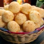 Imagem de uma cesta de pão de queijo