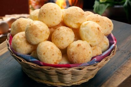 Imagem de uma cesta de pão de queijo