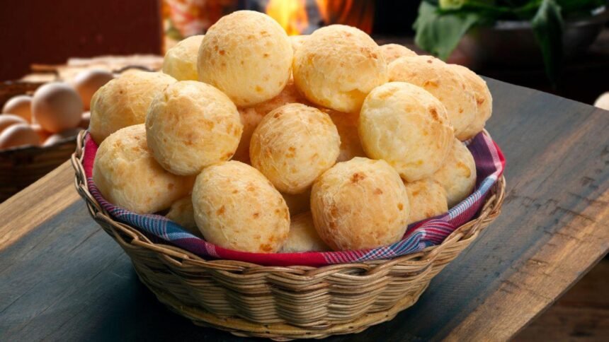 Imagem de uma cesta de pão de queijo