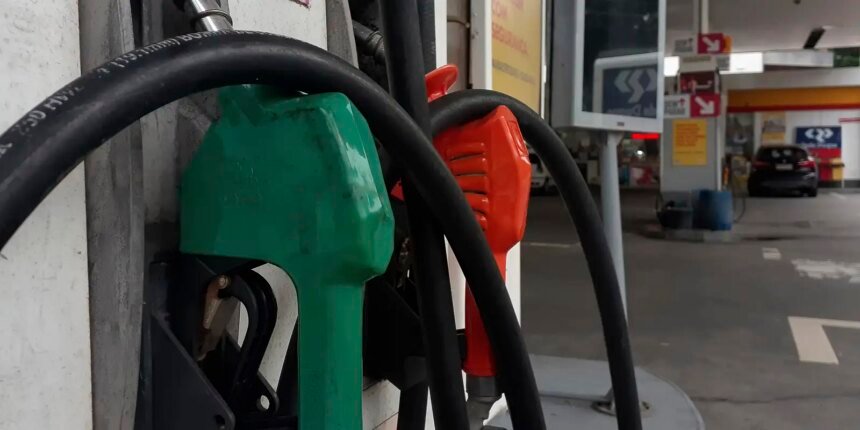 Gasolina com 32% de etanol deve ser R$ 0,03 mais barata, diz ministro