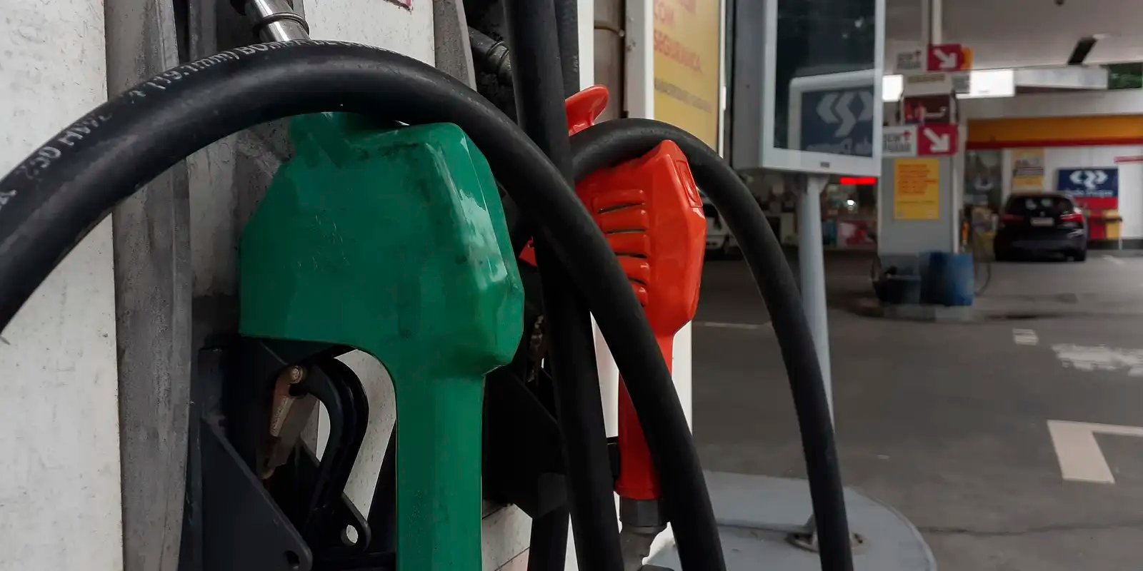 Gasolina com 32% de etanol deve ser R$ 0,03 mais barata, diz ministro