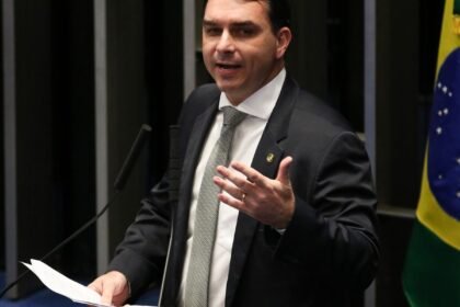 PGR pede que Flávio Bolsonaro seja ouvido por calúnia contra Lula
