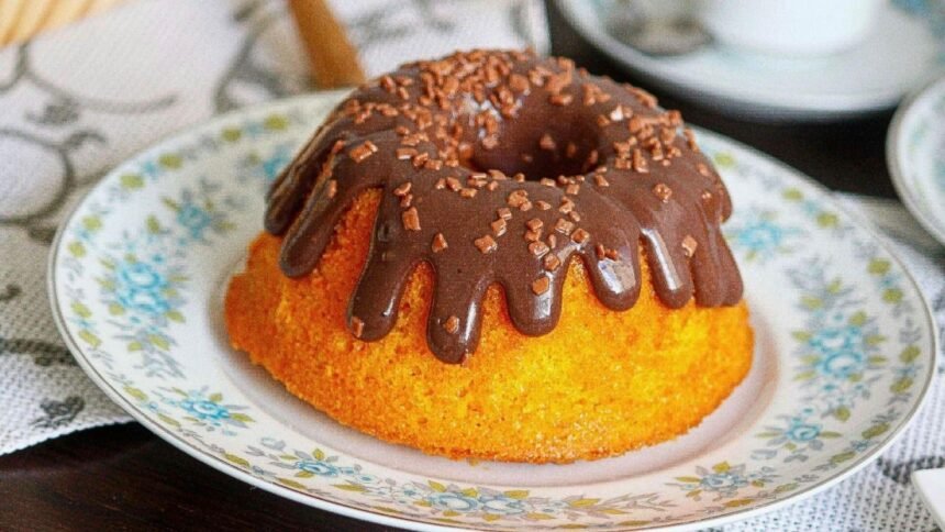 Pode substituir a água por leite no bolo de cenoura? Veja o que muda