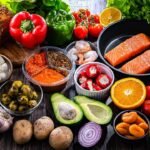 Imagem de uma mesa com vários alimentos