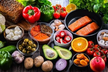 Imagem de uma mesa com vários alimentos