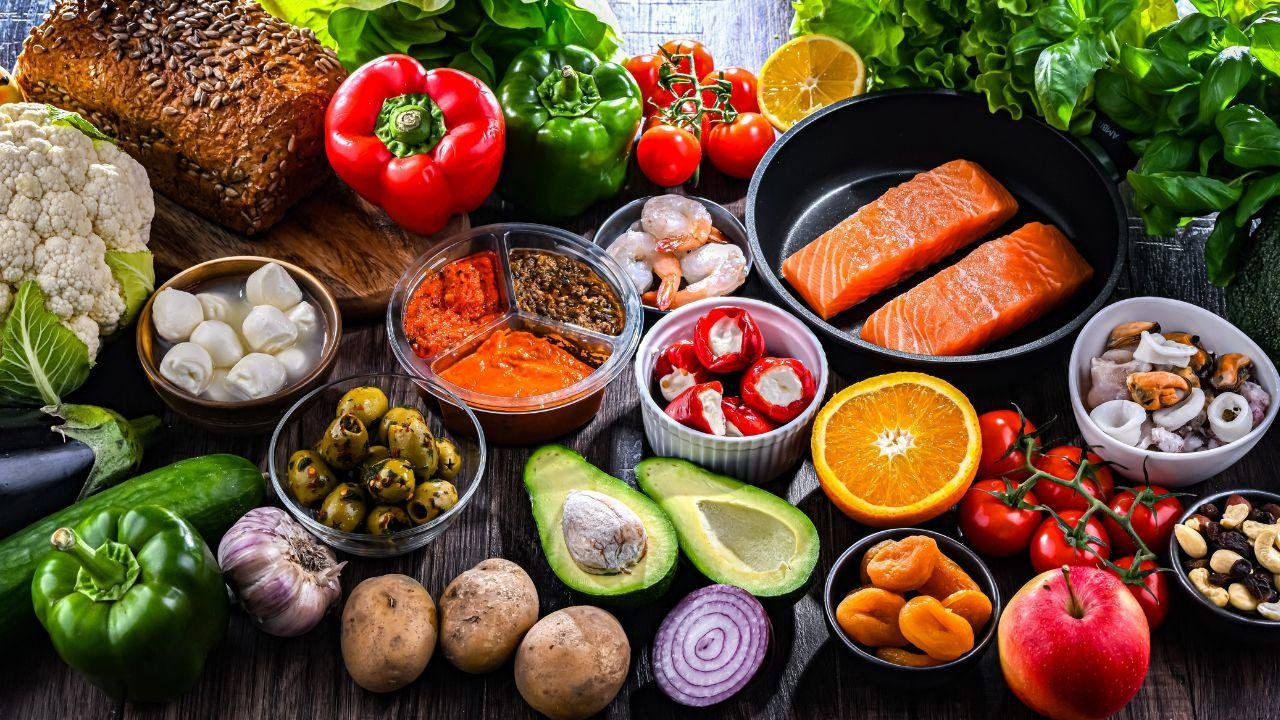 Imagem de uma mesa com vários alimentos