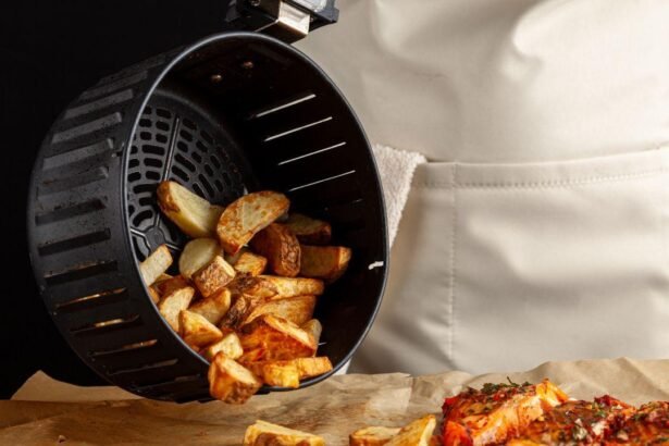 Imagem de uma pessoa tirando batatas do cesto de uma air fryer