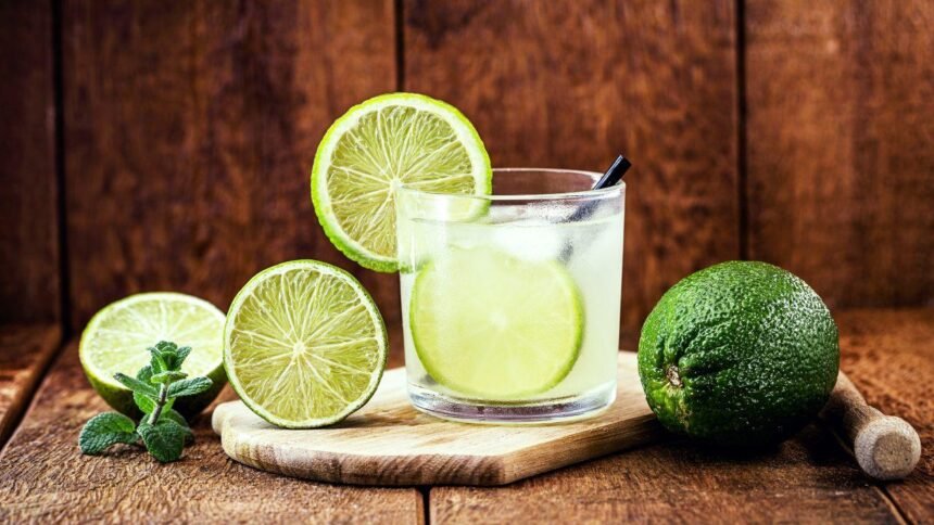 Imagem de um copo de caipirinha de limão