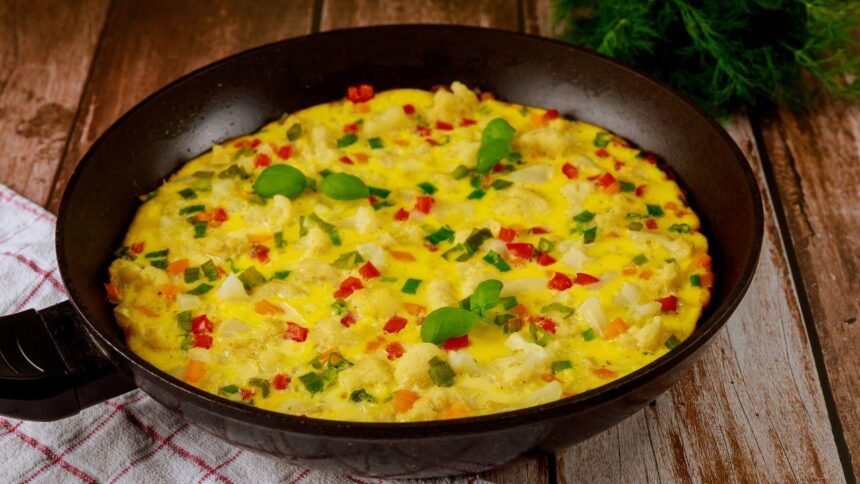 Imagem de uma omelete em uma frigideira