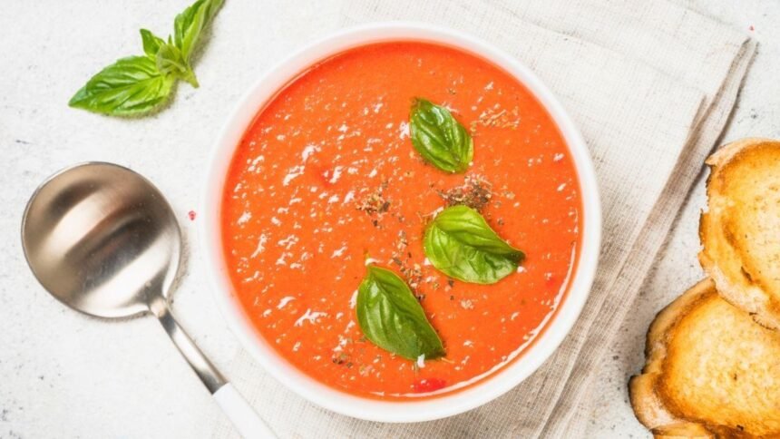 Sopa cremosa de tomate assado vira aposta perfeita para os dias frios