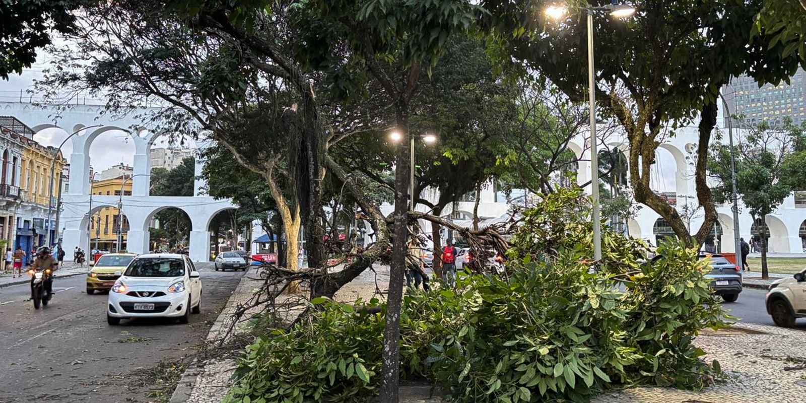 Vendaval ainda causa danos a moradores do Rio de Janeiro