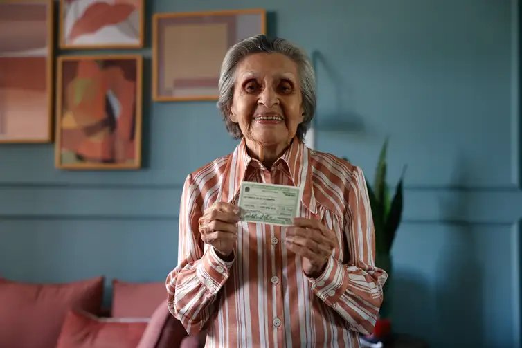 Tânia Rêgo/Agência Brasil Rio de Janeiro (RJ), 10/07/2026 - Antonieta da Silva Campos, 96 anos, bancária aposentada, exibe seu título de eleitor em sua casa. Foto: Tânia Rêgo/Agência Brasil