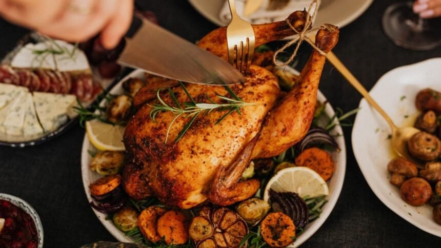 5 receitas para transformar o frango assado de ontem em novos pratos