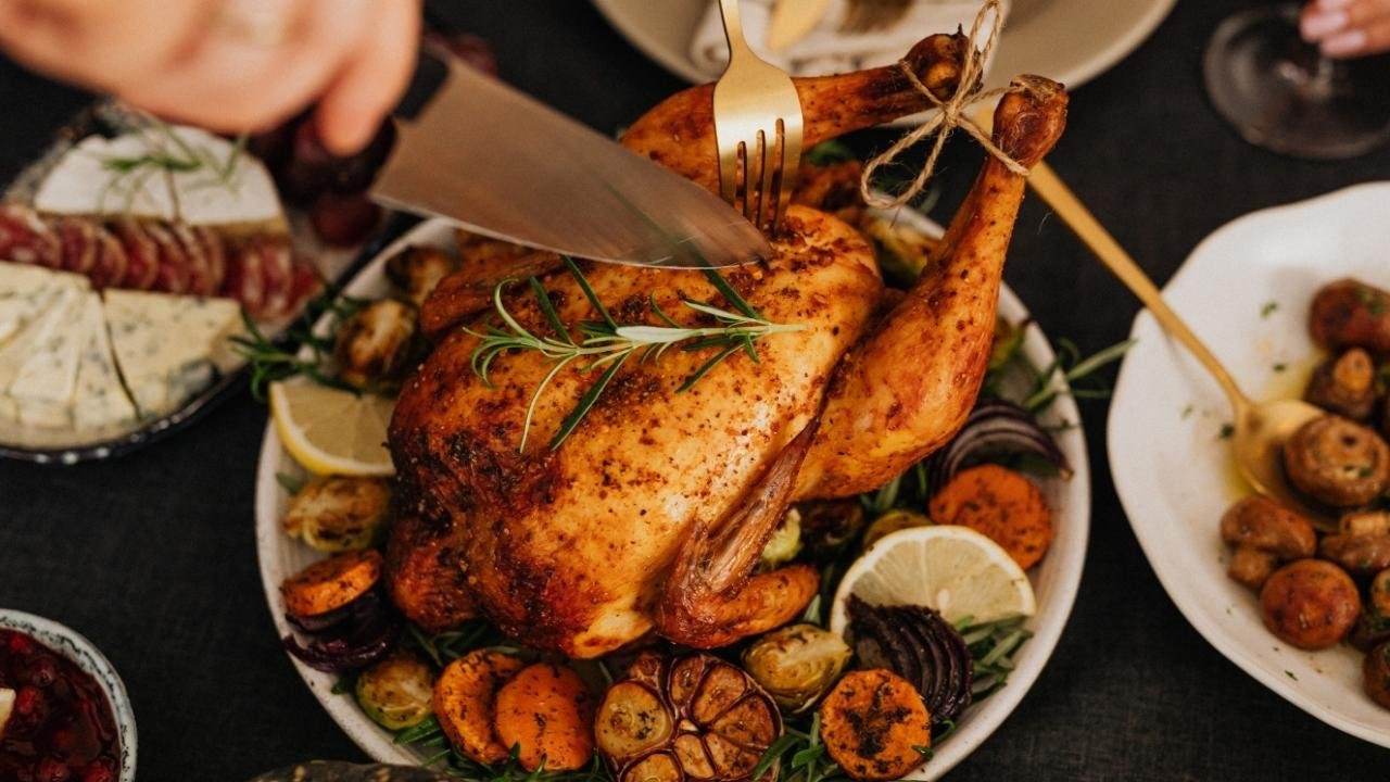 5 receitas para transformar o frango assado de ontem em novos pratos