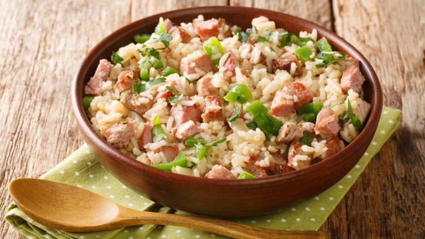Imagem de um prato de arroz com legumes