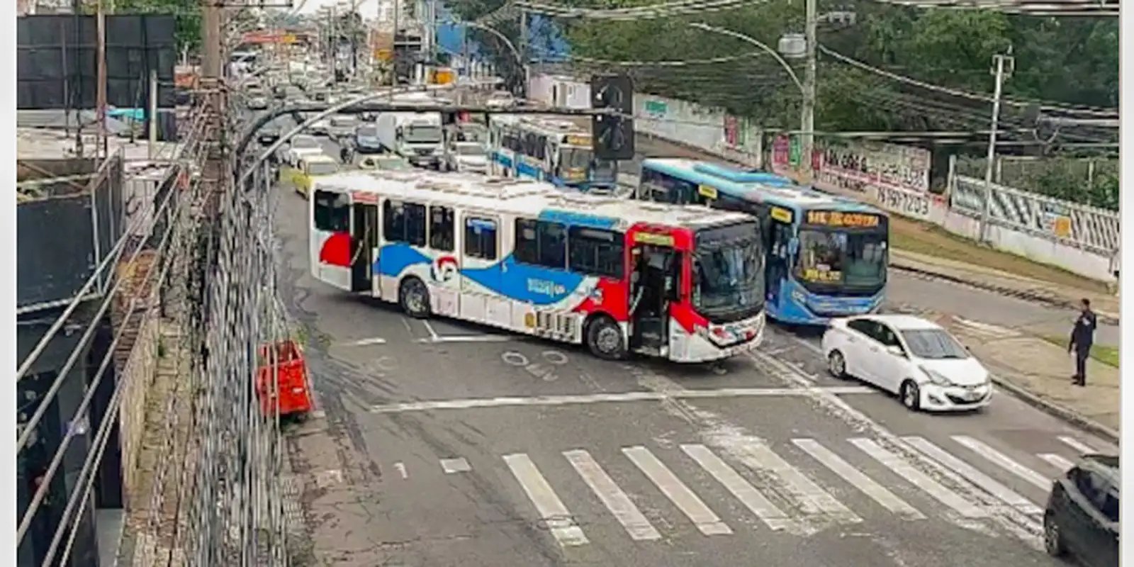 Criminosos usam ônibus em barricadas contra operação policial no Rio