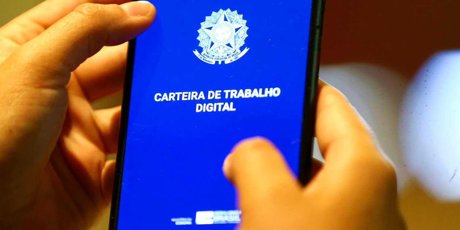 Desemprego cai para 5,3%, o menor para o trimestre terminado em julho