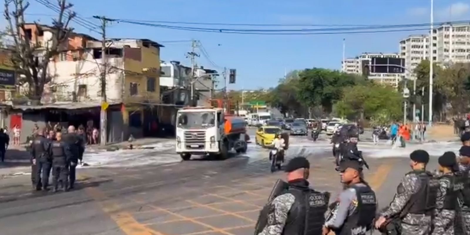 Manifestações contra ação da polícia bloqueiam vias do Rio