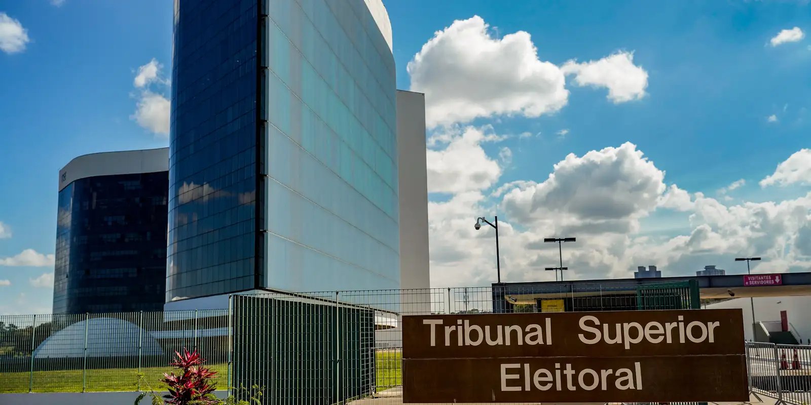 TSE recebe embaixadores nesta segunda para defender urna eletrônica