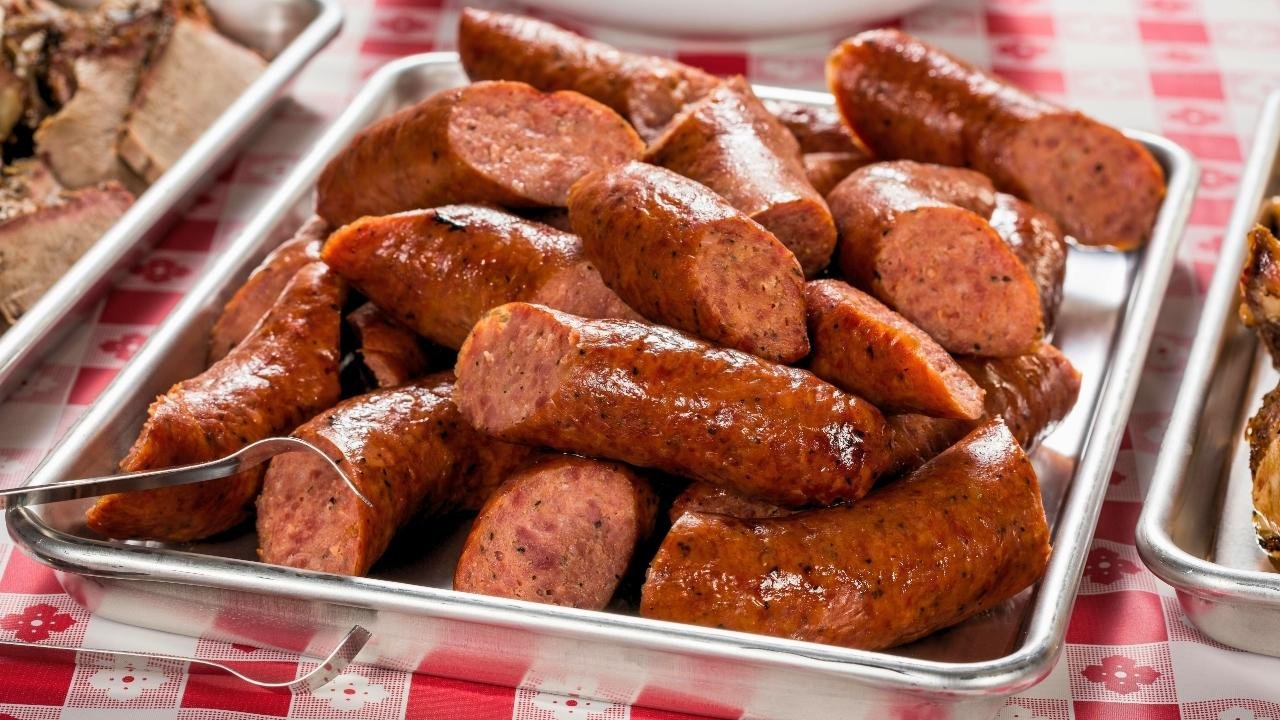 Vinagre na linguiça: o truque para evitar estouros e realçar o sabor