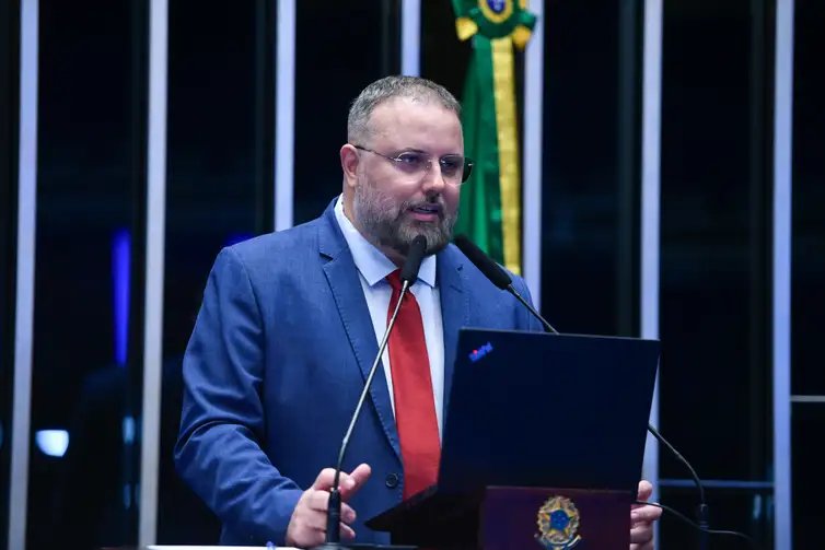 Edilson Rodrigues/Agência Senado Plenário do Senado Federal durante sessão temática para debater o Plano Nacional de Educação (PNE), documento que determina diretrizes, metas e estratégias para a política educacional no país.
Em discurso, à tribuna, membro do Comitê Diretivo da Campanha Nacional pelo Direito à Educação, Daniel Cara.
Foto: Edilson Rodrigues/Agência Senado