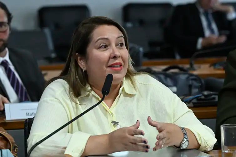 Geraldo Magela/Agência Senado Brasília (DF), 06/07/2026 - Conselho de Comunicação Social (CCS) promove audiência pública interativa sobre a segurança dos profissionais de Comunicação na cobertura das Eleições Gerais de 2026. Em pronunciamento, à bancada, conselheira Samira de Castro. Foto: Geraldo Magela/Agência Senado
