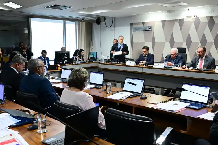 Geraldo Magela/Agência Senado CCJ - Comissão de Constituição, Justiça e Cidadania
Comissão de Constituição, Justiça e Cidadania (CCJ) realiza reunião para analisar a PEC do fim da escala 6x1. A Proposta de Emenda à Constituição 221/2019 prevê dois dias de repouso semanal remunerado e reduz a carga horária máxima de trabalho semanal de 44 para 40 horas, sem redução de salário. Ainda na pauta, a votação da PEC 18/2025, a chamada “PEC da Segurança Pública”, que prevê integração dos órgãos de segurança pública e mais recursos para o setor.
Mesa:
relator da PEC 221/2019 na Câmara dos Deputados, deputado Leo Prates (Republicanos-BA);
presidente da CCJ, senador Otto Alencar (PSD-BA);
relator da PEC 221/2019, senador Omar Aziz (PSD-AM);
vice-presidente da CCJ, senador Vanderlan Cardoso (PSD-GO).
Bancada:
senadora Teresa Leitão (PT-PE);
senador Paulo Paim (PT-RS);
senador Rogério Carvalho (PT-SE);
senador Weverton (PDT-MA).
Foto: Geraldo Magela/Agência Senado
