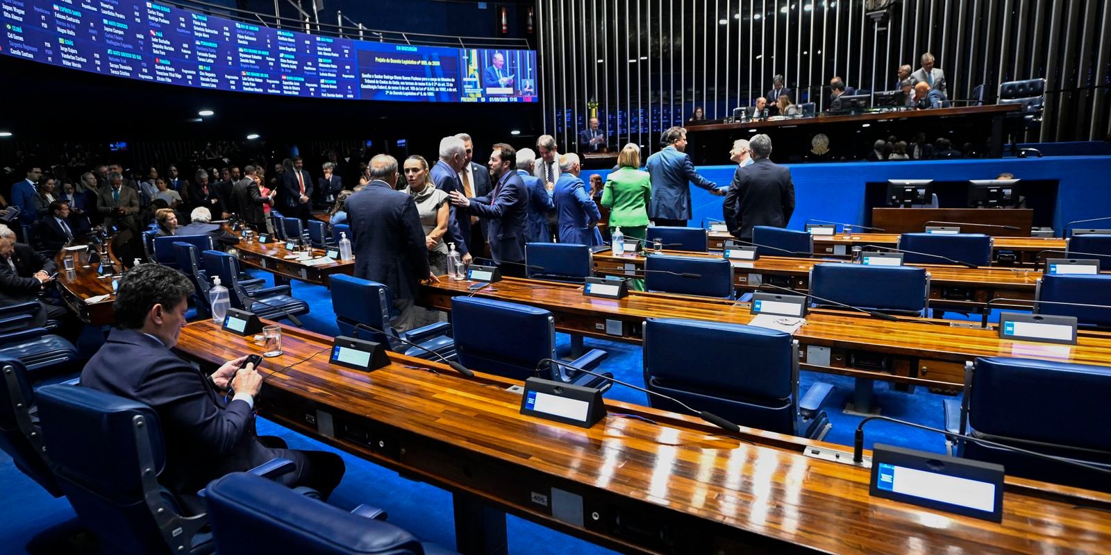 Aziz articula rito especial para levar PEC da escala 6x1 ao plenário