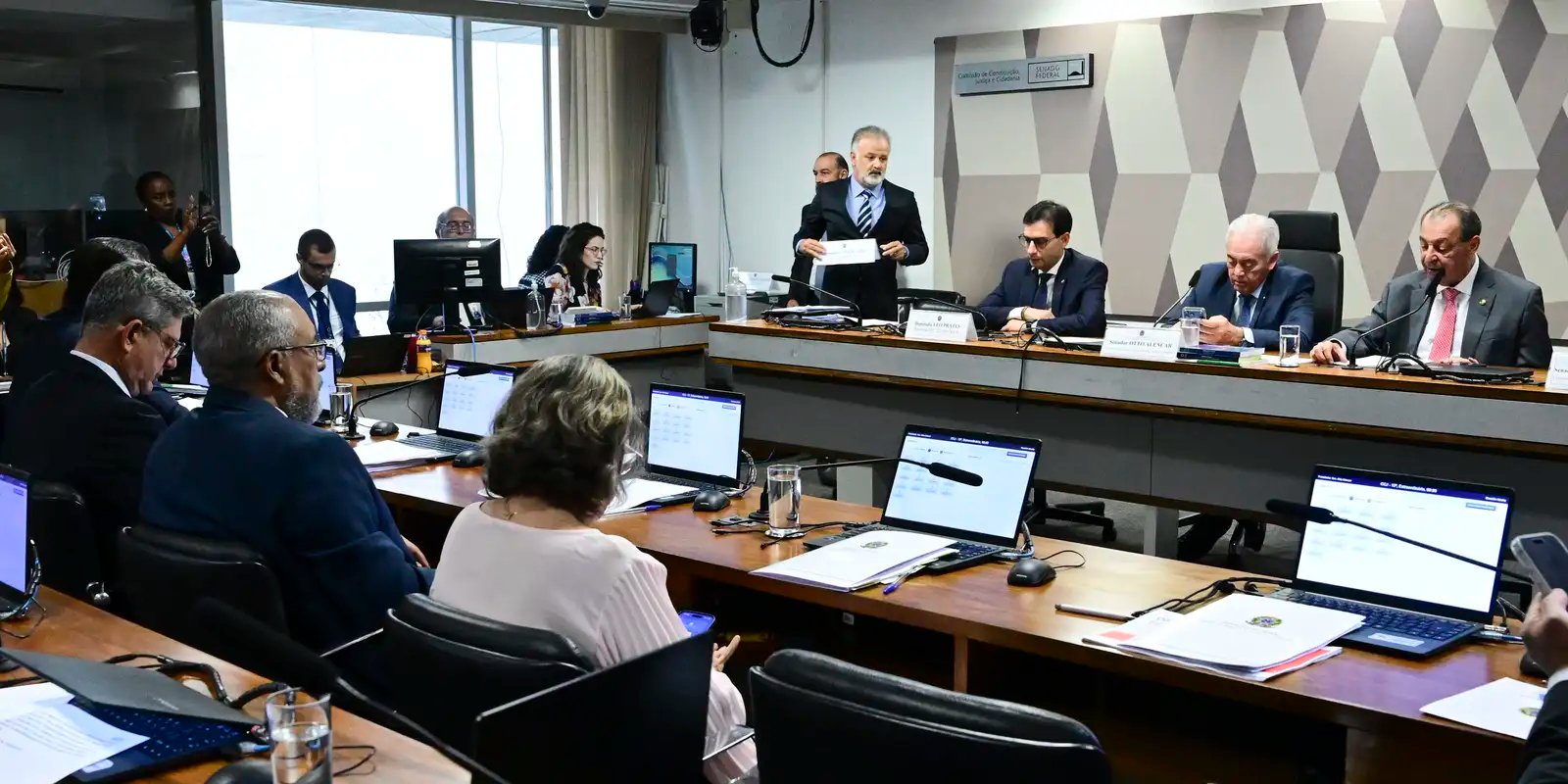 CCJ do Senado aprova PEC que acaba com jornada 6x1