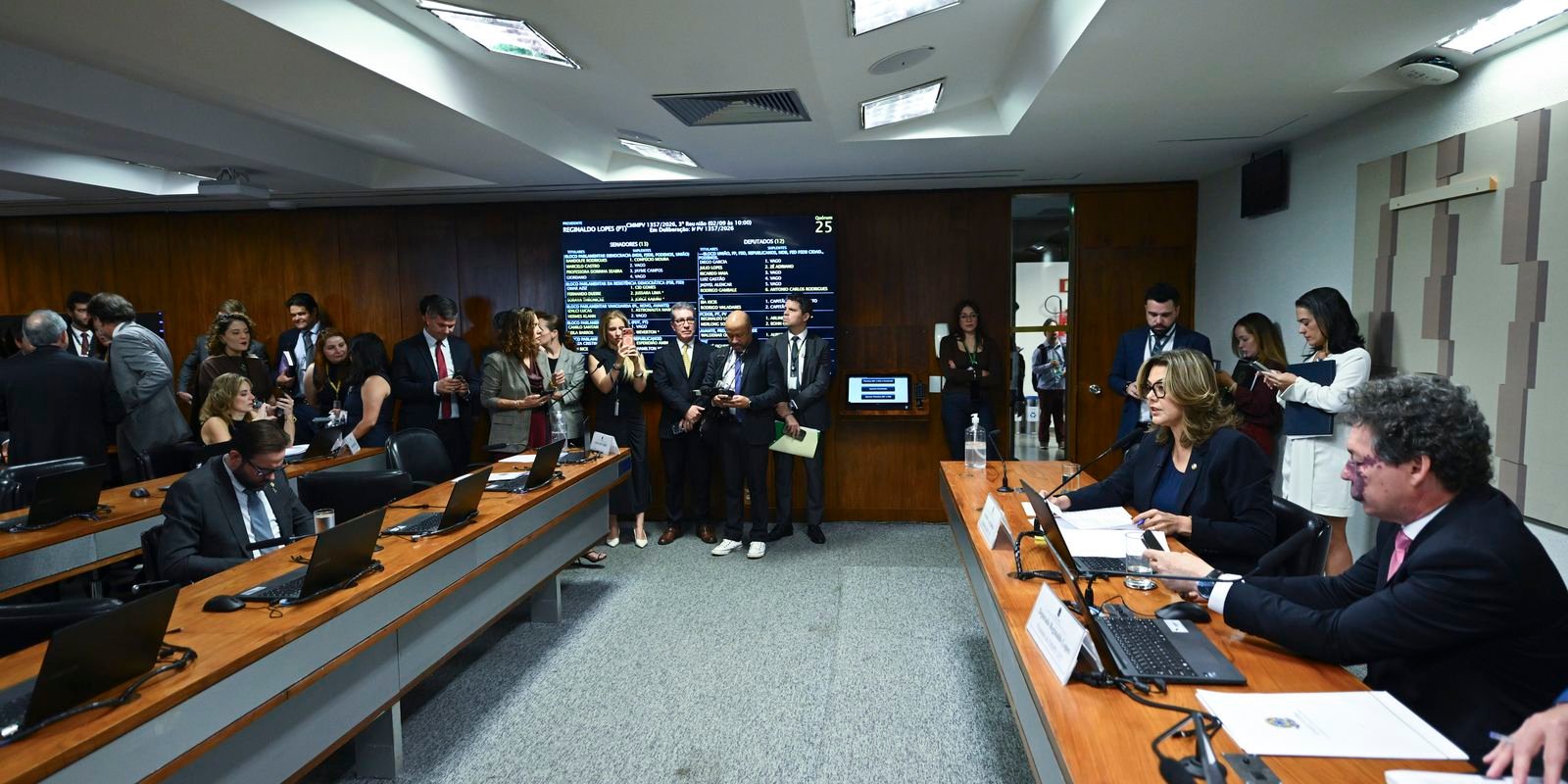 Comissão aprova MP da taxa das blusinhas: texto segue a plenários