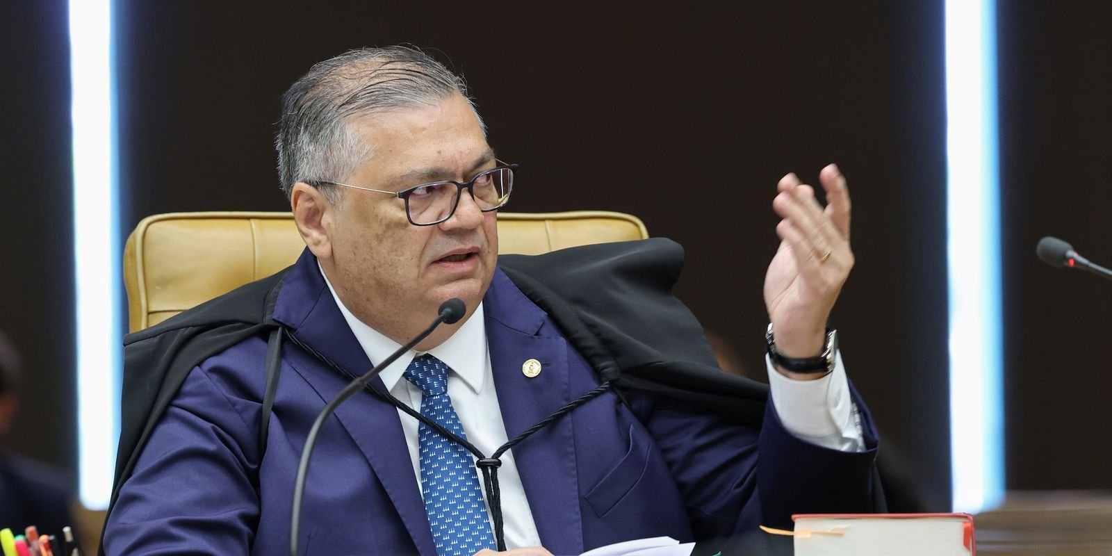 Dino e Zanin votam para julgar Moraes e Mendonça na mesma sessão