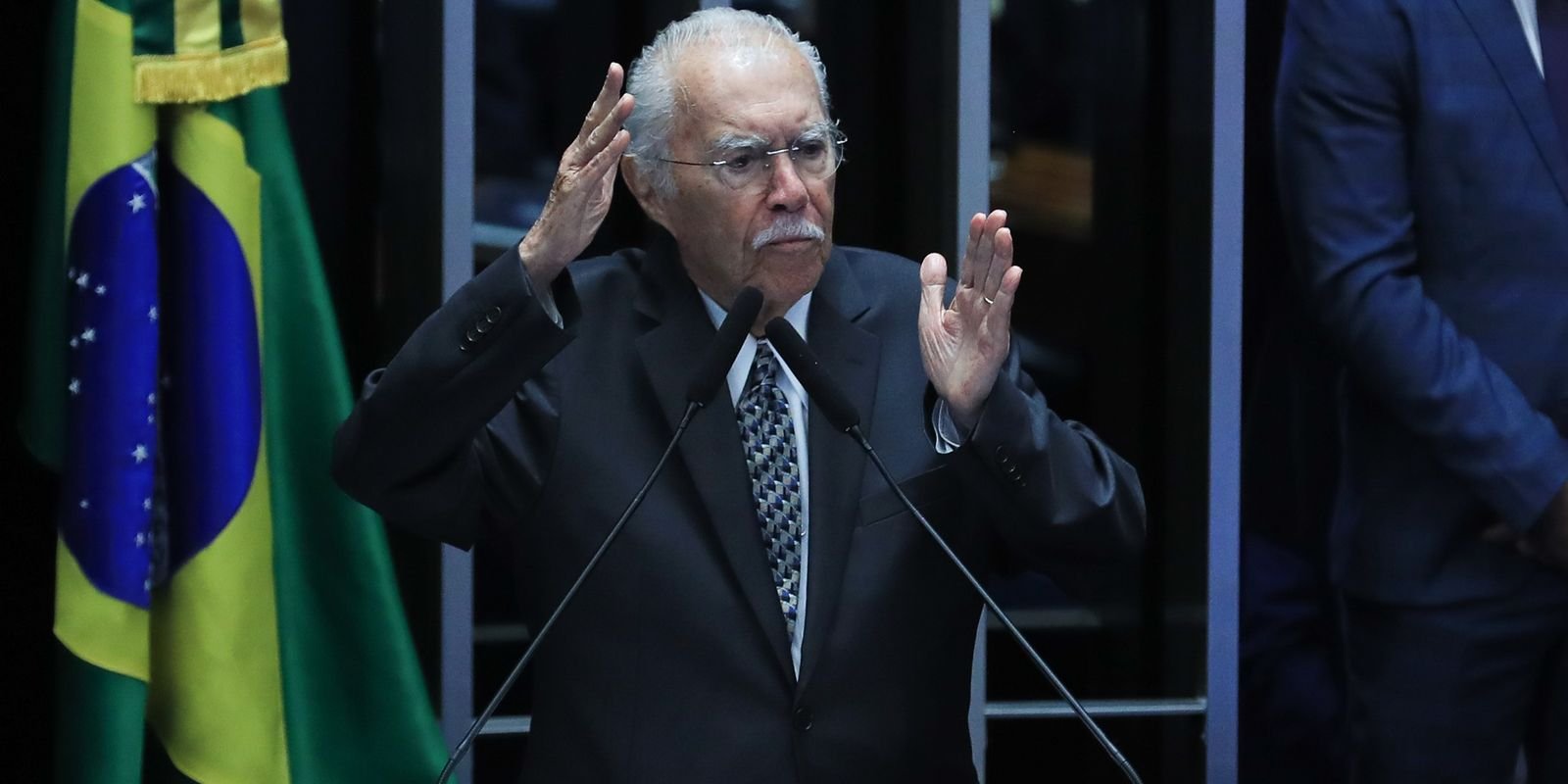 Ex-presidente José Sarney é internado com quadro de pneumonia