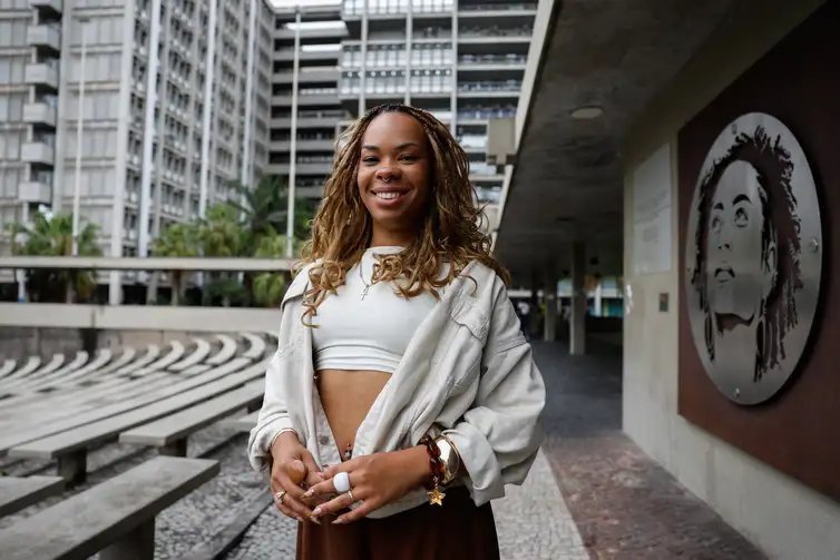 Fernando Frazão/Agência Brasil Rio de Janeiro (RJ), 27/08/2026 – Retrato da educadora popular e estudante universitária de História Sara Sant'anna, na Uerj. Foto: Fernando Frazão/Agência Brasil